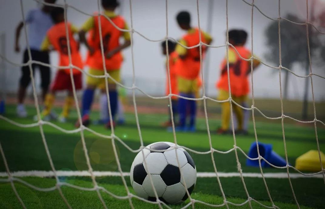 曼联青训双星闪耀：15岁“小梅西”晋级一线队梅诺续约锁定未来(图1)